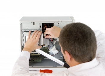 Computerfachmann bei der Arbeit © imageteam