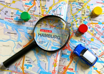 Auto und Lupe auf Hamburg-Karte © Primabild