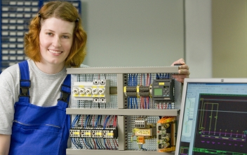 Weibliche Auszubildende als Elektroniker © Bernd Geller