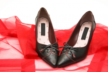 Schuhe auf roten Tuch © UMA