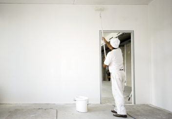 Maler beim Ausmalen eines Raumes © fotofrank